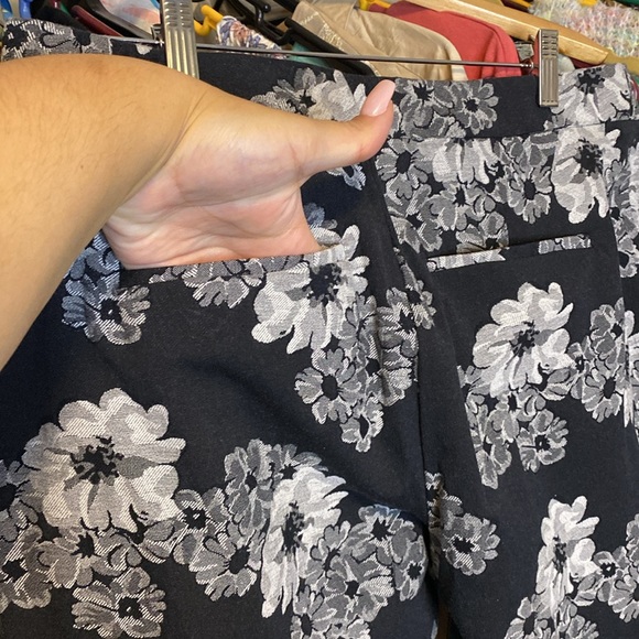 Coldwater Creek SZ 12 Stretch Floral pants w/ 2 front hook 1 button zip up - Picture 3 of 10